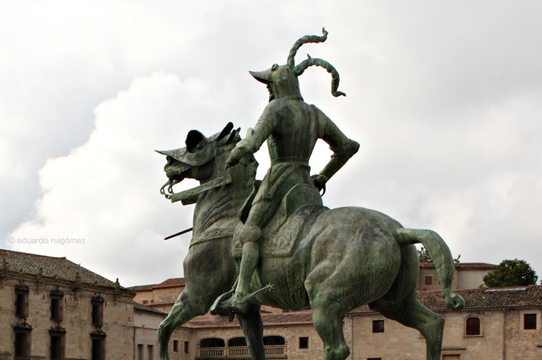 Estatua de Pizarro en la plaza de Trujillo. Obra de Charles Cary Rumsey.