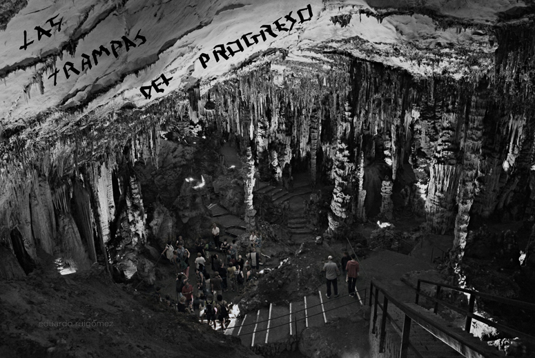 Grupo de visitantes en una cueva.