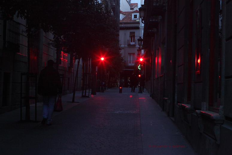 Calle con semáforos en rojo en el Barrio de las Artes de Madrid.