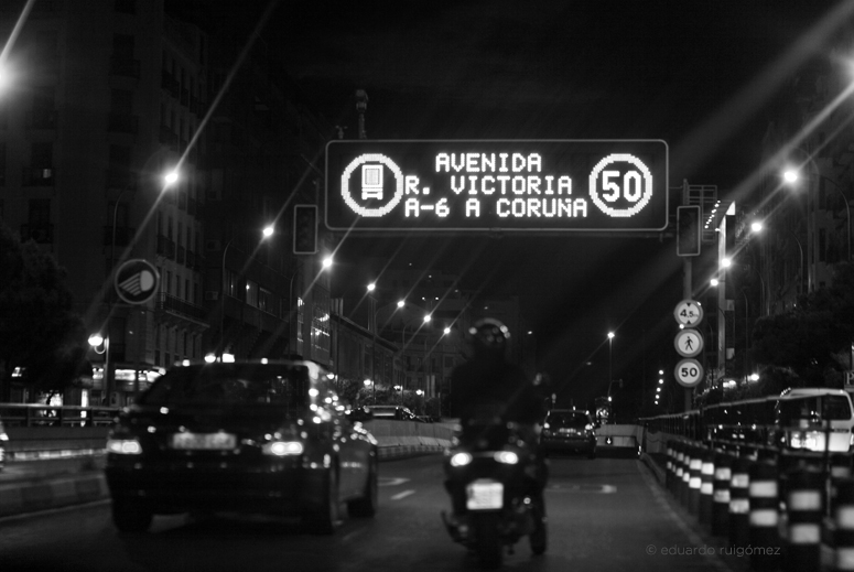 Coche y moto entrando en un túnel en Madrid por la noche.