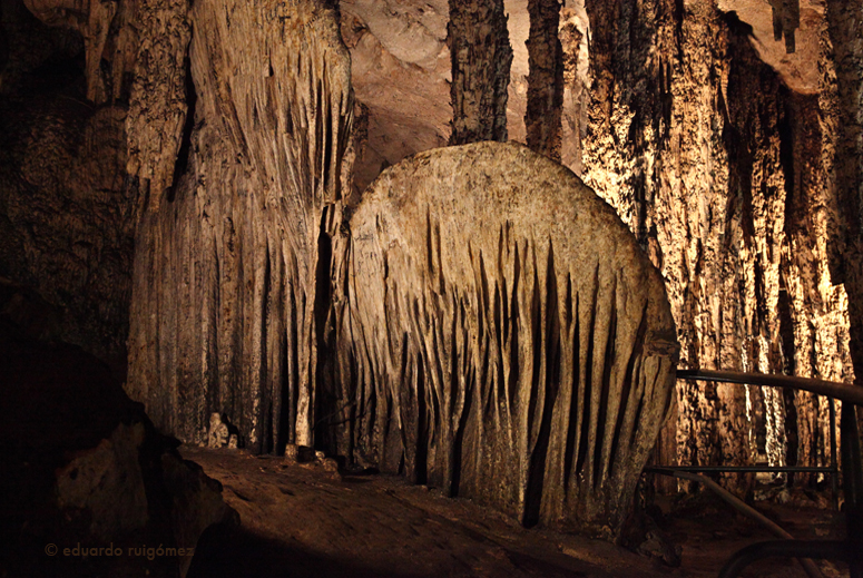 Estalactitas en una pared de una cueva en Mallorca