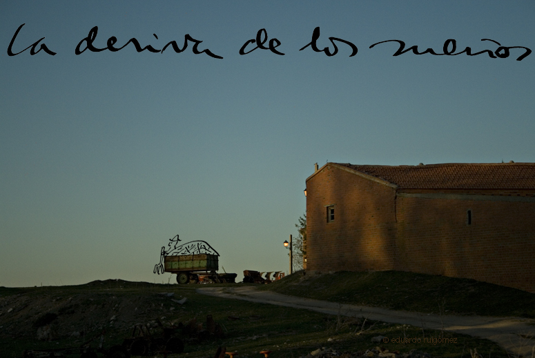Agricultor sentado en un carro mirando al horizonte, al futuro perdido.