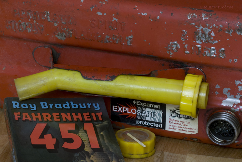 Bidón de gasolina junto con el libro Fahrenheit 451 de Ray Bradbury.