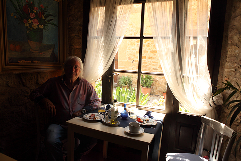 Hombre leyendo gira la cabeza a cámara.