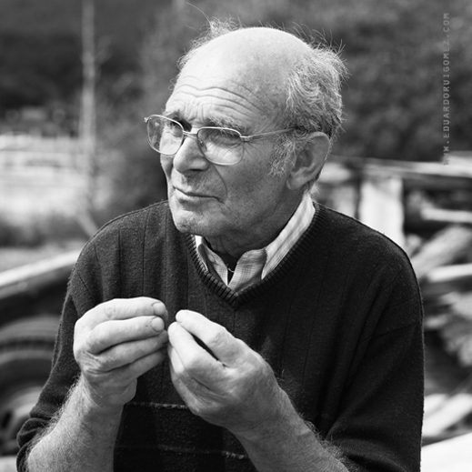 Pescador con gafas, en su taller de desguace de barcos.