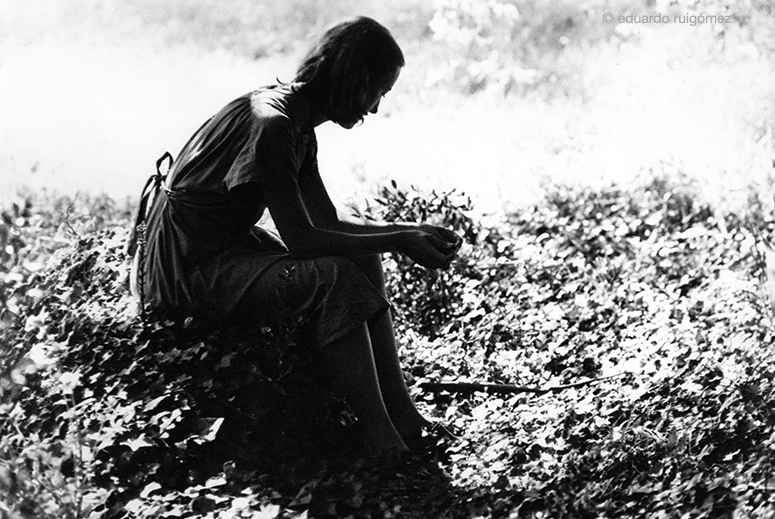 Isabel Díez del Corral en la costa de Cantabria (1975)