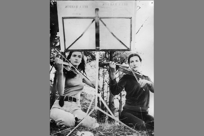 Paloma e Isabel Costales en la costa de Cantabria