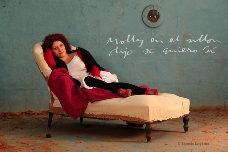 Mujer yaciente en una chaise longue en el tanque de una piscina