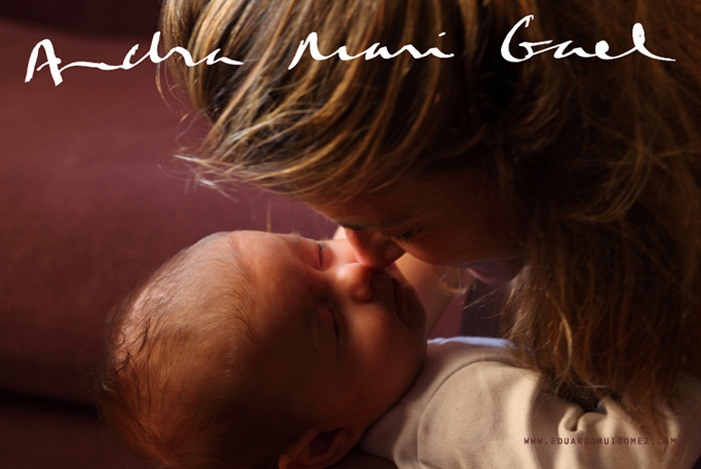 Una madre abraza su hijo.