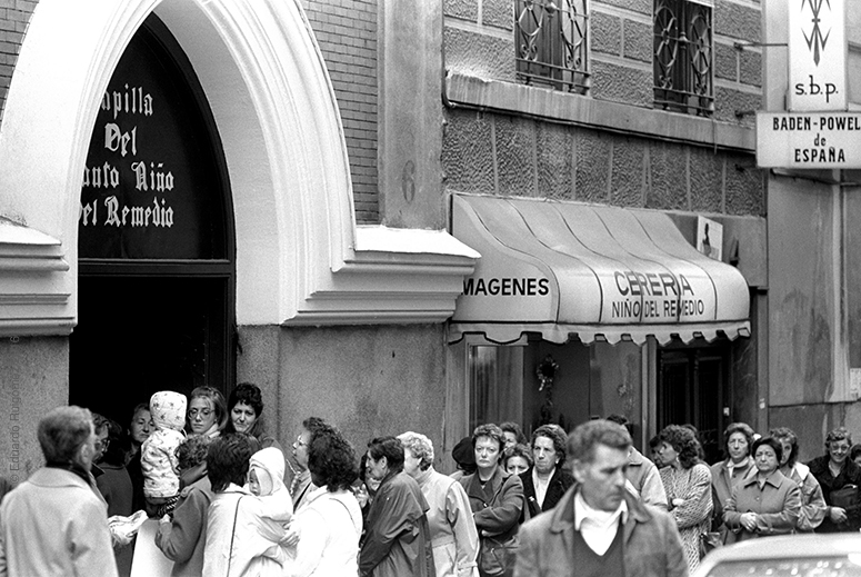 Colas la puerta de una iglesia.