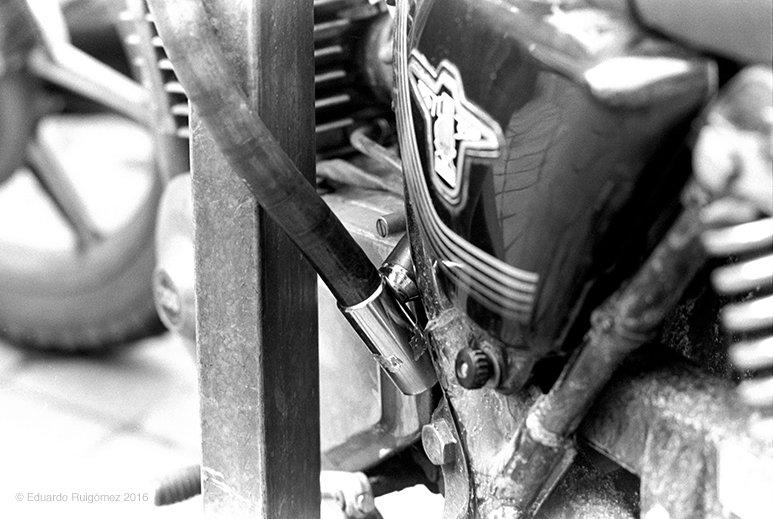 Detalle de una motocicleta.