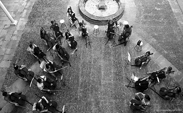 Orquesta juvenil en el patio de la Escuela de Arte Casa de Las Torres en Úbeda.