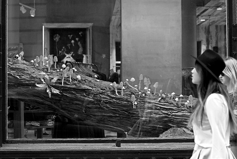 Dos chicas pasan por delante de un escaparate de Anthropologie en Nueva York.