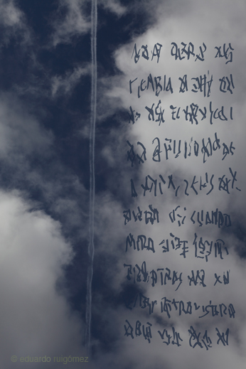 Cielo con nubes. Una estela de un avión cruza la imagen.