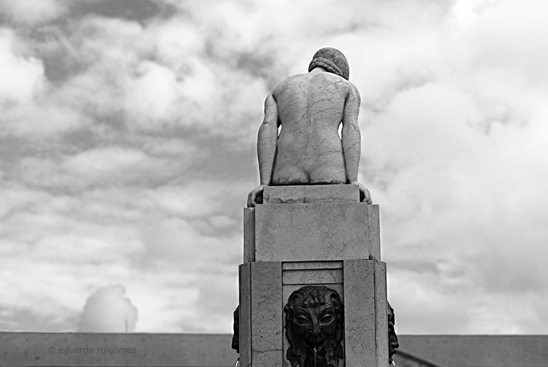 Estatua de Henrique Moreira, en la Avenida de los Aliados en Oporto, Portugal.