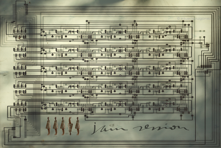 Placa de un circuito electrónico con cinco imágenes superpuestas, replicadas de una escultura en barro.