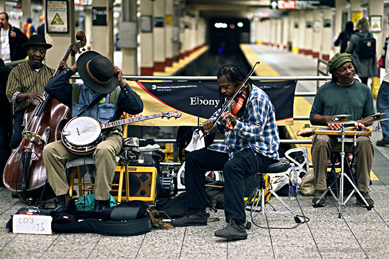 Un grupo de Jazz en un andén del Metro de Nueva York