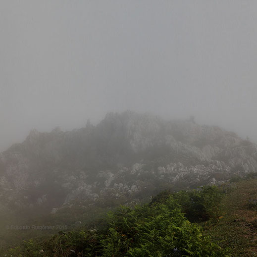 Una montaña cubierta con niebla.