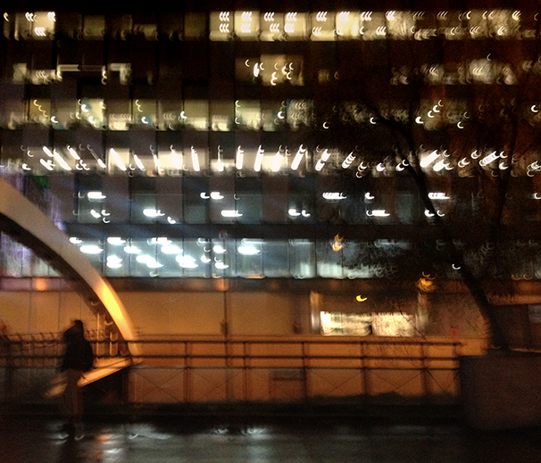 Cuatro muchachas retratándose al borde del río