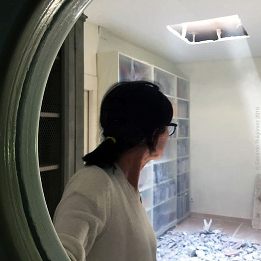 Rotura del techo en una habitación de una casa.