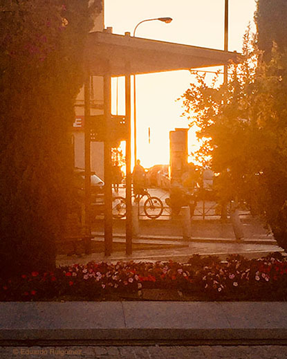 Un chico y una chica en la calle mirando al sol