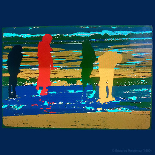 Mujeres paseando por la playa