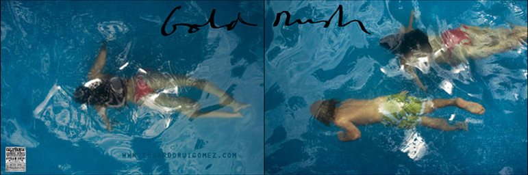 Dos imágenes tomadas desde arriba unidas en paralelo con dos figuras buceando en una piscina. En la esquina inferior izquierda aparaece en miniatura la portada de un periódico.