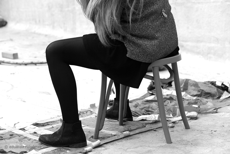 Chica sentada en una silla.