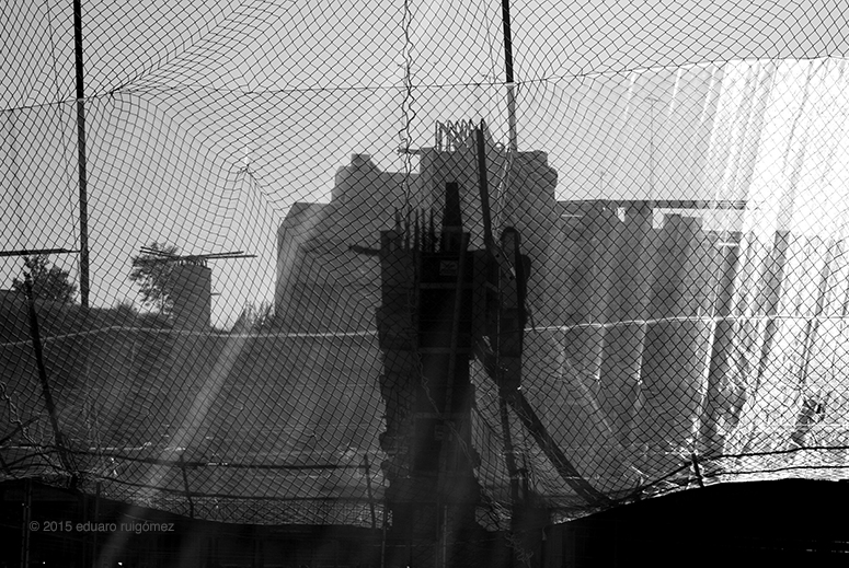 Silueta a contraluz de un obrero en una construcción.