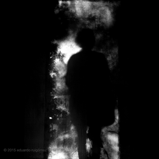 Contraluz de sombra de una mujer saliendo hacia la luz.