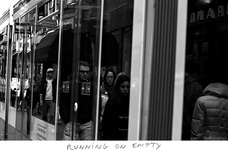 Paseantes reflejados en los cristales de un tranvía en Amsterdam.