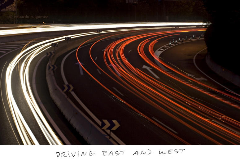 Exposición larga durante la noche de una autopista. viéndose el rastro de líneas de diferentes luces de colores que dejan los coches al circular.
