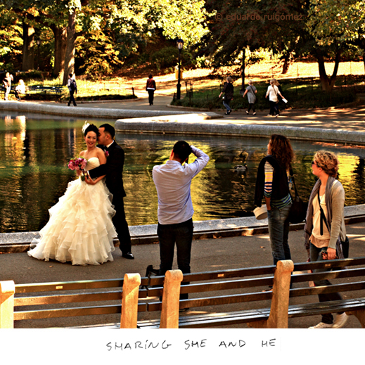 Retrato de una pareja recién casada junto al lago del Central Park, New York.