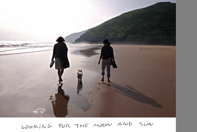 Dos mujeres pasean con un perro por la playa de Trengandín, Noja.
