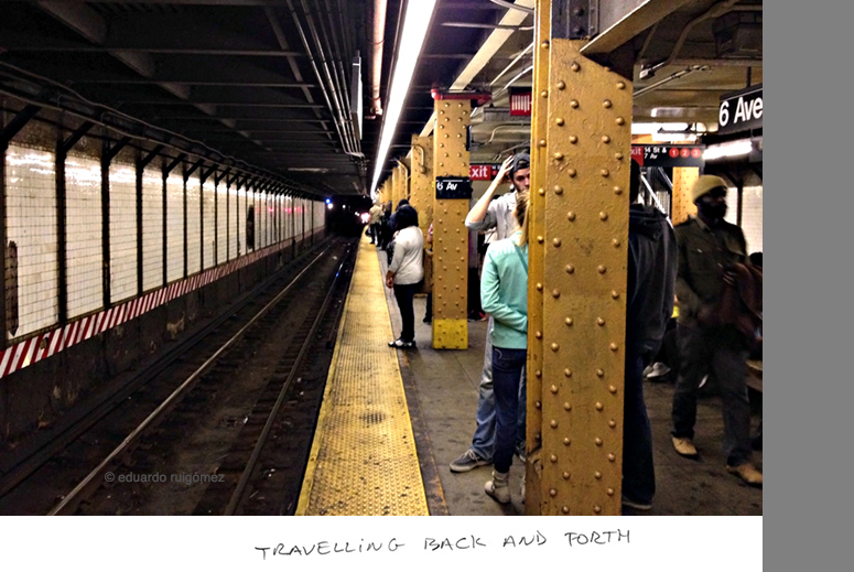 Grupo de personas esperando el metro en New York.