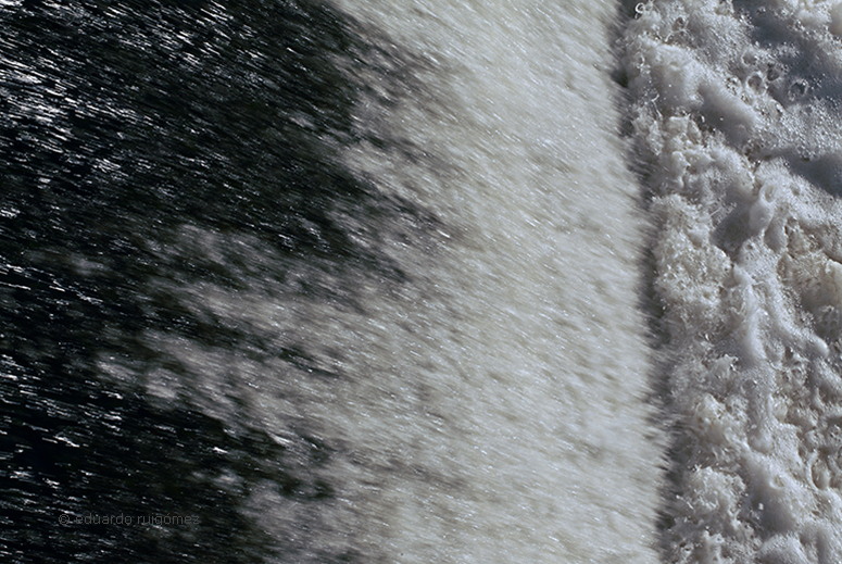 Imagen en blanco y negro de una represa cascada.