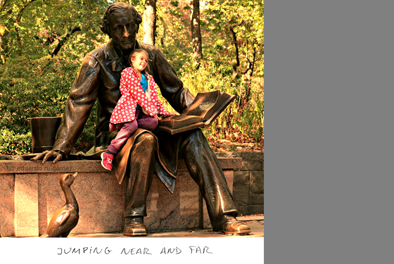 Una niña sentada en las piernas de una escultura de Andersen en Central park, New York.